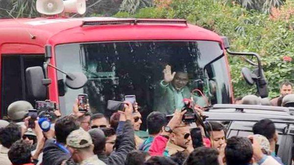 হাত নেড়ে শুভেচ্ছা জানাচ্ছেন তারেক রহমান, জনস্রোত ঠেলে এগোচ্ছে বাস