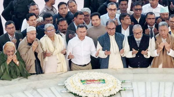 বাবার কবর জিয়ারত করলেন তারেক রহমান
