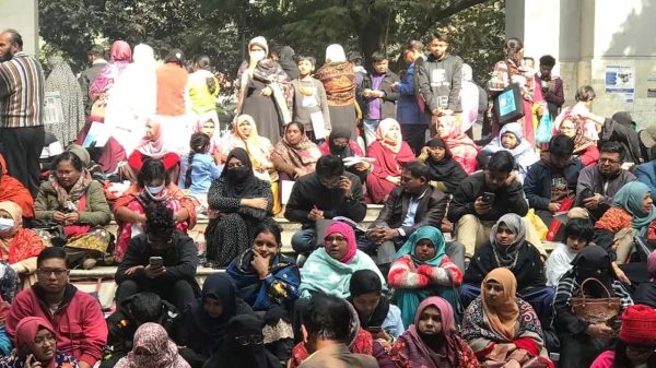 জবি ভর্তি পরীক্ষা: ভেতরে পরীক্ষার্থীরা, বাইরে দোয়া আর উৎকণ্ঠা