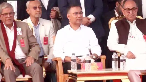 গণসংবর্ধনা মঞ্চের বিশেষ চেয়ার সরিয়ে সাধারণ প্লাস্টিকের চেয়ারে বসলেন তারেক রহমান