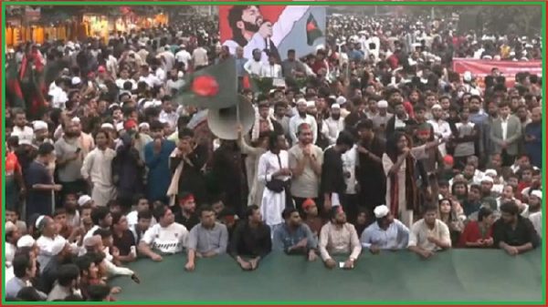 স্বরাষ্ট্র উপদেষ্টাকে আলটিমেটাম দিয়ে সড়ক ছাড়ছেন বিক্ষোভকারীরা