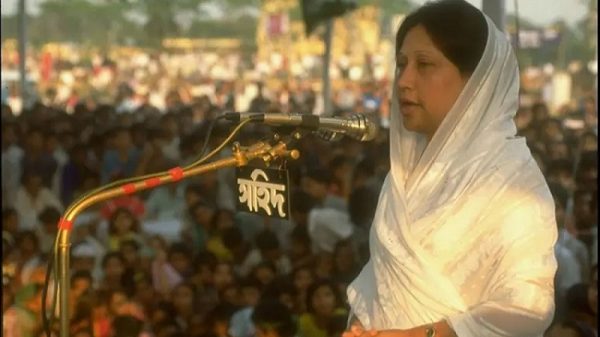 গৃহবধূ থেকে যেভাবে দেশের ইতিহাসে অন্যতম নেতা হয়ে উঠেছিলেন খালেদা জিয়া