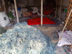 গোয়ালন্দে শীতের তীব্রতা বাড়তে থাকায় ব্যস্ত সময় পার করছেন লেপ তৈরির কারিগর 