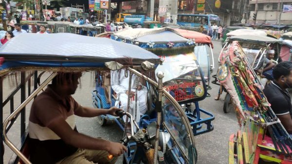 যাত্রী ধরতে একে অপরের সাথে রিকশাচালকদের প্রতিযোগিতা,কালশী রোডের মাথায় তীব্র যানজট