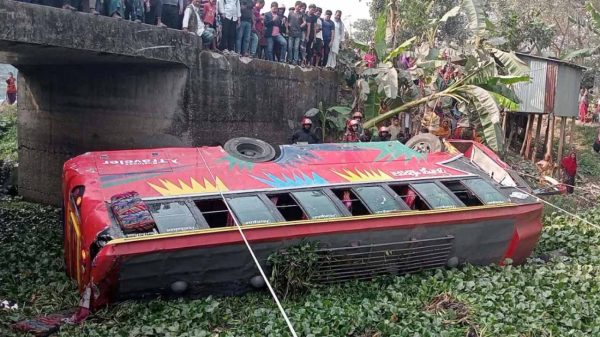 ট্রাককে ওভারটেক করতে গিয়ে খালে পড়লো বাস, আহত ১৭