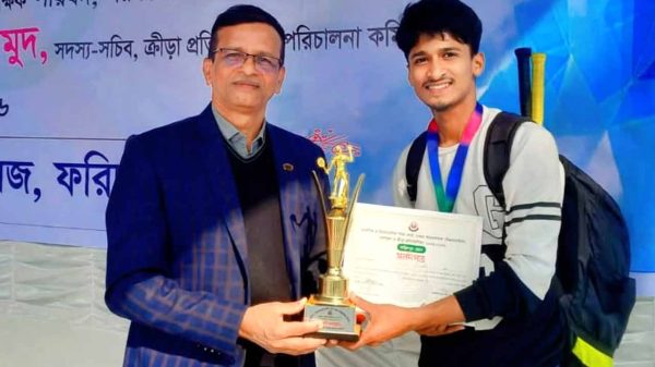 ব্যাডমিন্টনে ৫ জেলাকে হারিয়ে অপরাজিত চ্যাম্পিয়ন রাজবাড়ীর দিপু