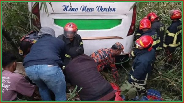মাদারীপুরে ইজিবাইককে চাপা দিয়ে বাস খাদে, ৬ জনের মৃত্যু