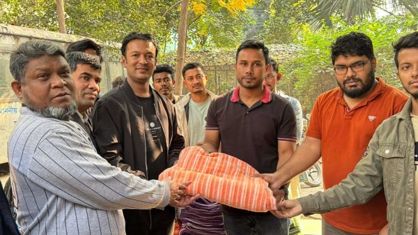 জন্মদিন উপলক্ষে স্টাফদের মাঝে কম্বল বিতরণ করলেন ছাত্রদল নেতা শাহরিয়ার