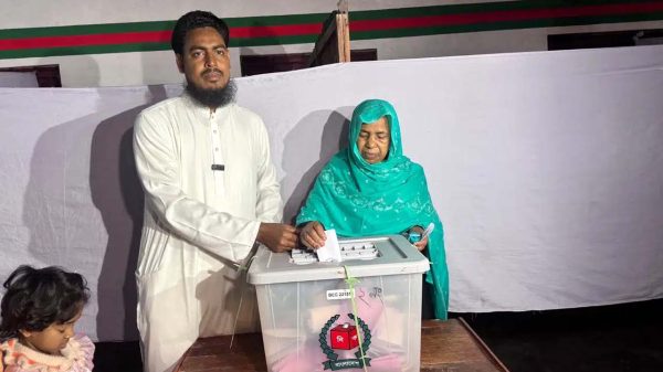 ছেলের বিজয় কামনায় ভোট দিলেন আখতারের মা