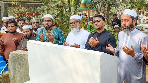 "কালশী কবরস্থানে শহীদ আলভীর কবর জিয়ারত করলেন কর্নেল আব্দুল বাতেন"