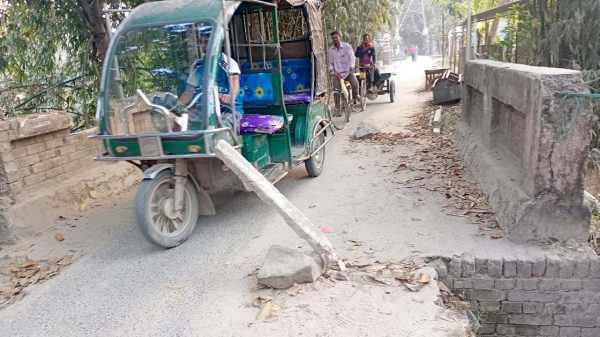 গোয়ালন্দে ঝুঁকিপূর্ণ ব্রিজ দিয়ে যানবাহন চলাচল, দুর্ঘটনার আশঙ্কা