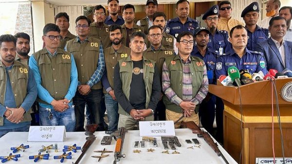 পাবনায় বিদেশি রাইফেল ও পিস্তলসহ গ্রেপ্তার ৩