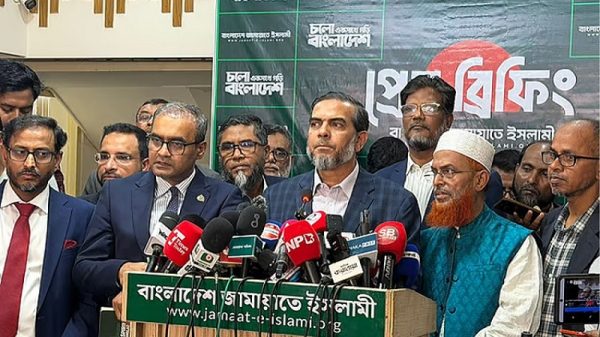টাকাসহ জেলা জামায়াতের আমির আটক : নেতাদের প্রশ্নবিদ্ধ করতে নাটক সাজানো হয়েছে: জামায়াত