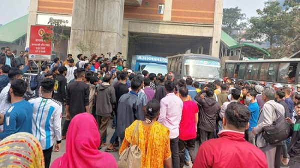 বকেয়া বেতন–ভাতার দাবিতে মিরপুরে গার্মেন্টস শ্রমিকদের সড়ক অবরোধ