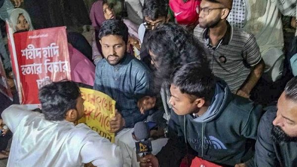 হাদি হত্যার বিচারের দাবিতে যমুনার সামনে ইনকিলাব মঞ্চের অবস্থান
