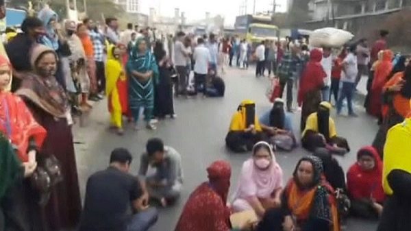বকেয়া বেতনের দাবিতে টঙ্গীতে শ্রমিকদের মহাসড়ক অবরোধ