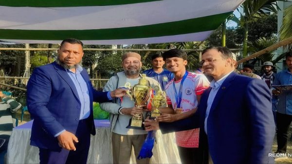 বিভাগীয় ব্যাডমিন্টন প্রতিযোগিতায় চ্যাম্পিয়ন রাজবাড়ীর দিপু