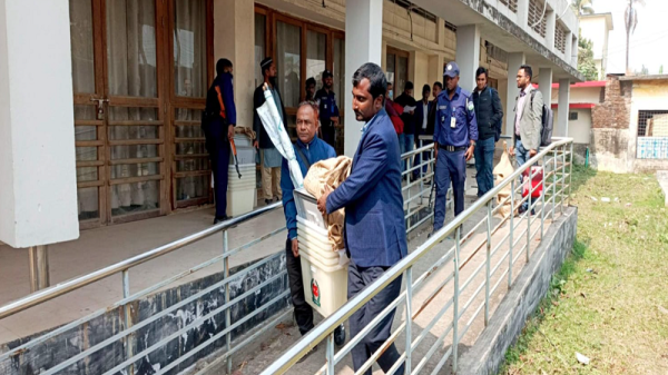 নির্বাচন শান্তিপূর্ণভাবে সম্পন্ন করার লক্ষ্যে জামালপুরে নির্বাচনী সরঞ্জাম বিতরণ