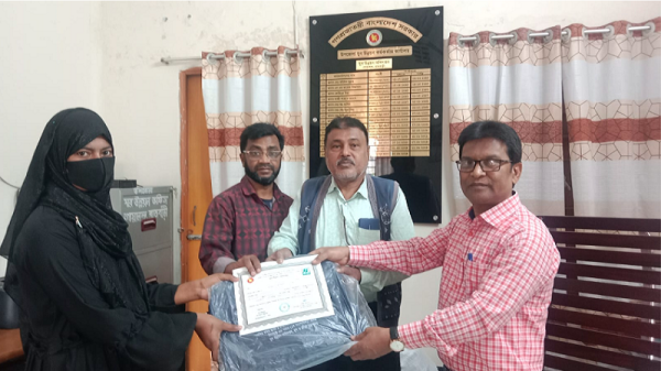গোয়ালন্দে যুব উন্নয়ন অধিদপ্তর কর্তৃক প্রশিক্ষণার্থীদের মাঝে সনদপত্র ও ব্যাগ বিতরণ