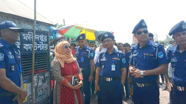 ঈদ উপলক্ষে দৌলতদিয়া ঘাট পরিদর্শনে জেলা প্রশাসক সুলতানা আক্তার