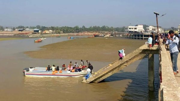 জ্বালানি সংকটে চট্টগ্রাম-সন্দ্বীপ নৌরুটে স্পিডবোট চলাচল বন্ধ