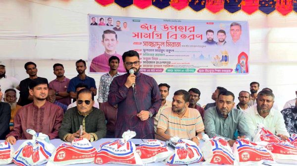 উত্তরখানে যুবদলের ঈদ উপহার বিতরণ; উপস্থিত ছিলেন সাজ্জাদুল মিরাজসহ স্থানীয় নেতৃবৃন্দ