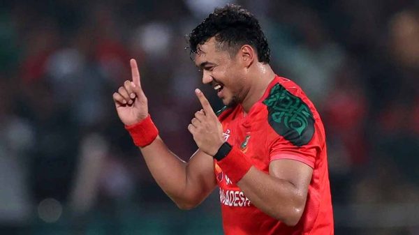 ১২ রানে ২ ওপেনারকে হারাল পাকিস্তান