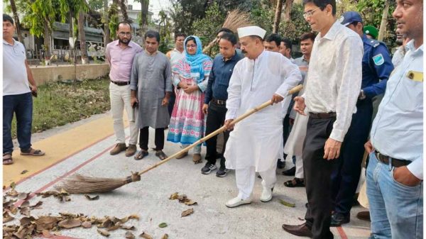 ঝাড়ু হাতে পরিষ্কার অভিযান উদ্বোধন করলেন গয়েশ্বর