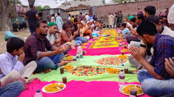 রাজবাড়ীতে বরাট একতা ক্লাবের উদ্যোগে ৫ শতাধিক রোজাদারের মাঝে ইফতার