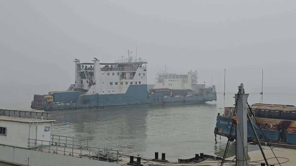 ঘন কুয়াশায় ৩ ঘন্টা পর দৌলতদিয়া-পাটুরিয়া নৌরুটে ফেরি চলাচল স্বাভাবিক