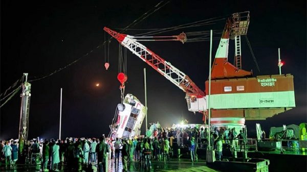দৌলতদিয়ায় বাসডুবি: ২৬ জনের মরদেহ উদ্ধার, স্বজনদের কাছে হস্তান্তর ২৫