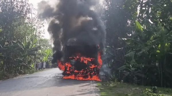 যশোরে চলন্ত বাসে আগুন, অল্পের জন্য রক্ষা পেলেন যাত্রীরা