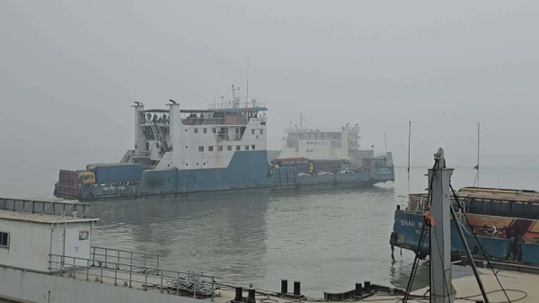 ঘন কুয়াশায় ৩ ঘন্টা পর দৌলতদিয়া-পাটুরিয়া নৌরুটে ফেরি চলাচল স্বাভাবিক