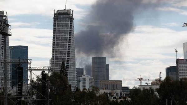 ইরানের শক্তিশালী ক্ষেপণাস্ত্র হামলায় ভয়াবহ বিস্ফোরণে কাঁপল তেল আবিব