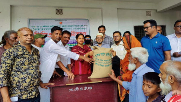 গোয়ালন্দ পৌরসভায় ঈদ উপলক্ষে ৪৬২৫ জন পেলেন ভিজিএফ'র চাউল