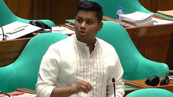 ট্যাক্স-ফ্রি নয়, সরকারি মালিকানাধীন গাড়ি চেয়েছি : হাসনাত আবদুল্লাহ