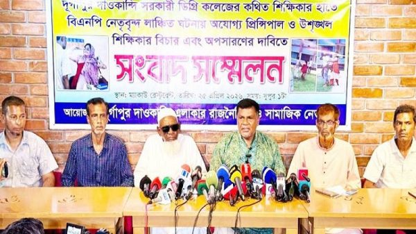 রাজশাহীর সেই অধ্যক্ষ-শিক্ষিকাকে অপসারণে বিএনপি নেতাদের ৪৮ ঘণ্টার আল্টিমেটাম