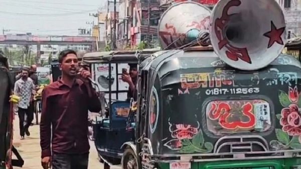 অটোরিকশায় মাইক বেঁধে 'জয় বাংলা' স্লোগান, যুবককে জনতার গণপিটুনি