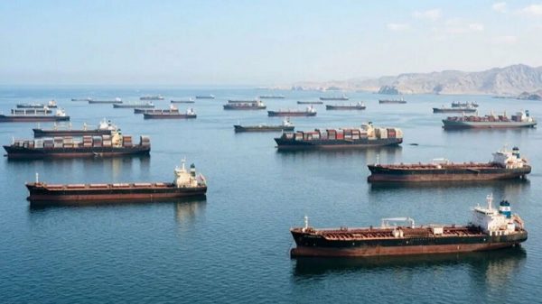 হরমুজে আটকা ২ হাজার জাহাজ, প্রাণভয়ে ২০ হাজার নাবিক