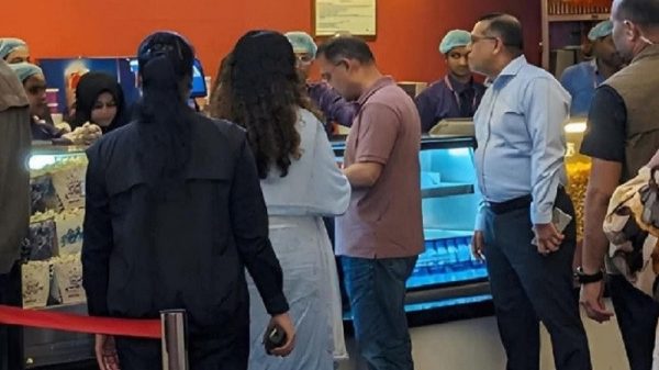 মেয়ে জাইমাকে নিয়ে ‘বনলতা এক্সপ্রেস’ দেখতে সিনেমা হলে প্রধানমন্ত্রী