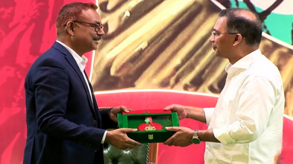 স্বাধীনতা পুরস্কারপ্রাপ্তদের হাতে পদক তুলে দিলেন প্রধানমন্ত্রী