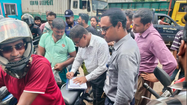 গোয়ালন্দে লাইসেন্সবিহীন তিনজন মোটরসাইকেল চালককে জরিমানা