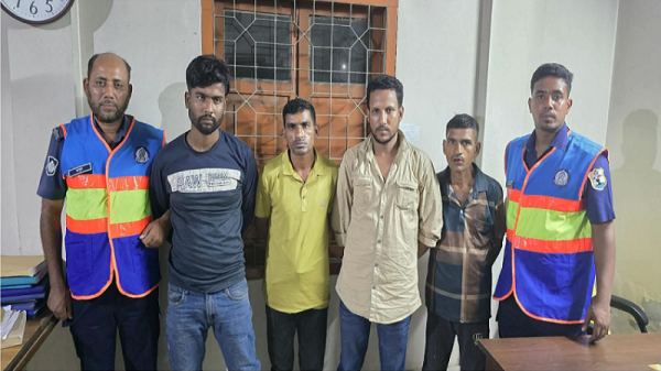 দৌলতদিয়া-পাটুরিয়া নৌ-রুট : নৌ-পুলিশের অভিযানে ফেরিতে জুয়ারীচক্রের ৪ সদস্য গ্রেফতার