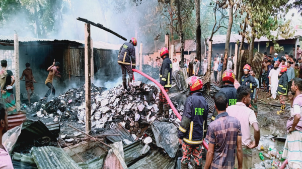 অকটেন ভাগাভাগি থেকে অগ্নিকাণ্ড! বিড়ির আগুনে কুমিল্লার প্লাস্টিক ফ্যাক্টরি পুড়ে ছাই, দগ্ধ ৩