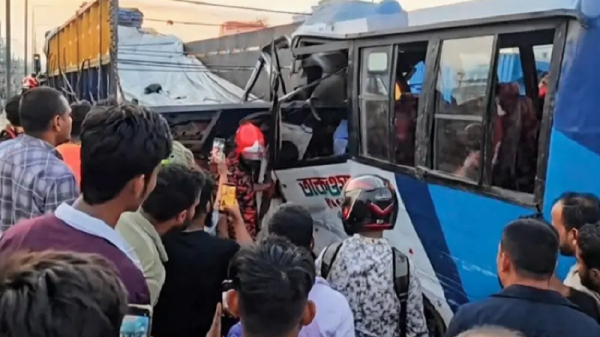 গাজীপুরে ফ্লাইওভারে ট্রাক-মিনিবাস সংঘর্ষে নিহত ২, আহত ৫