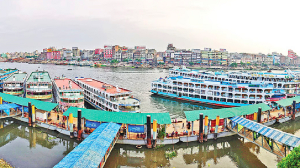 নৌপথে ৪২% পর্যন্ত ভাড়া বাড়ানোর প্রস্তাব দিয়েছেন লঞ্চমালিকেরা