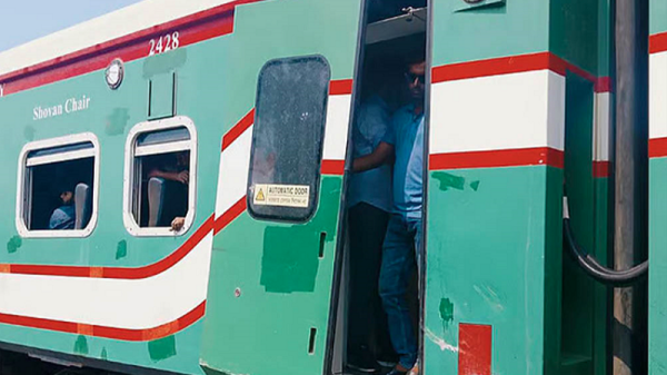 ট্রাকের সঙ্গে ধাক্কা লেগে পড়ে গেল কক্সবাজারগামী পর্যটন এক্সপ্রেসের চারটি দরজা