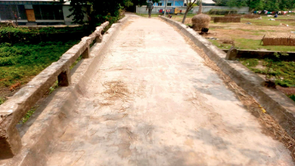 বকশীগঞ্জে সেতুর দুই পাশের রেলিং ভাঙা, ঝুঁকিপূর্ণ সেতুতে আতঙ্কে এলাকাবাসী