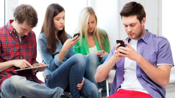 স্মার্টফোন আসক্তি কি অকালে আমাদের বার্ধক্যের দিকে ঠেলে দিচ্ছে