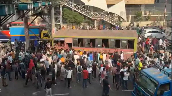 বনানীতে যাত্রীবাহী বাস নিয়ন্ত্রণ হারিয়ে রাস্তার আইল্যান্ডের সঙ্গে ধাক্কা, নিহত ২